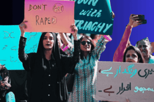 Ribuan orang berunjuk rasa di seluruh Pakistan menentang kekerasan berbasis gender meskipun ada upaya polisi untuk memblokir pawai - Islamabad, Hari Perempuan Internasional 2023